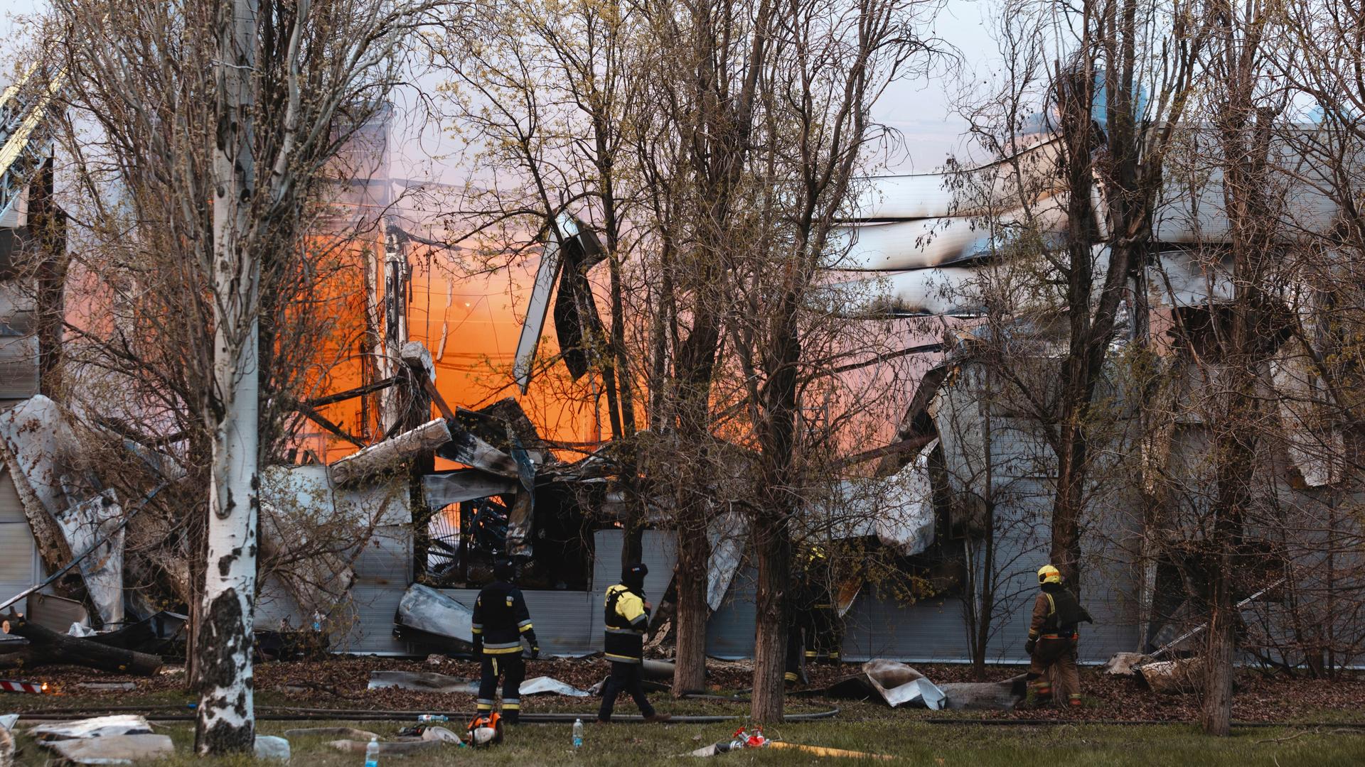 Feuerwehrmänner löschen den Brand in einer Fabrik in Dnipro, die von russischen Raketen getroffen wurde. Feuerwehrmänner löschen den Brand in einer Fabrik in Dnipro, die von russischen Raketen getroffen wurde.
