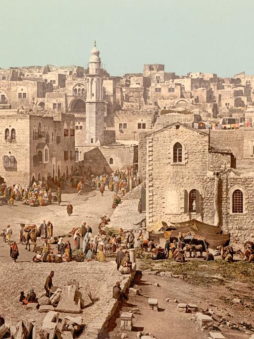 Photochromdruck des Marktplatzes von Bethlehem mit der Geburtskirche um 1890.