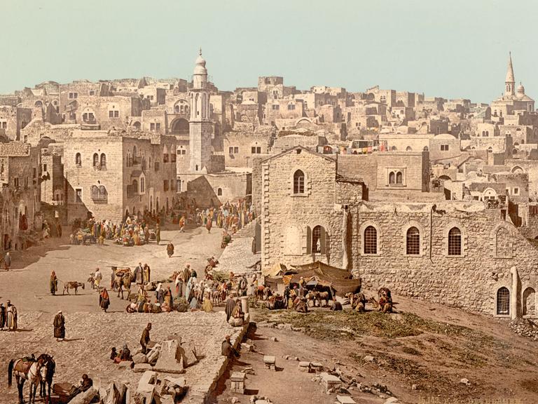 Photochromdruck des Marktplatzes von Bethlehem mit der Geburtskirche um 1890.