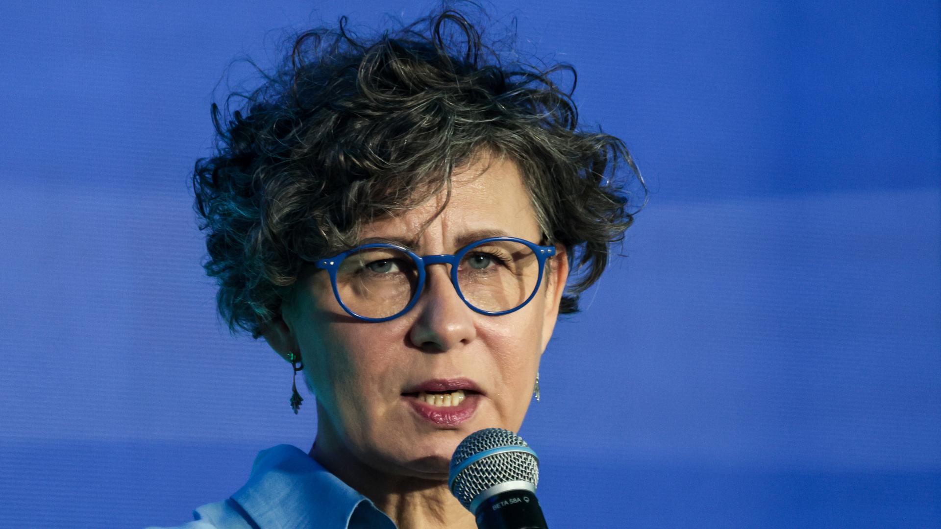 Die Politikwissenschaftlerin Anna Kwiatkowska spricht auf einer Diskussionsveranstaltung 
