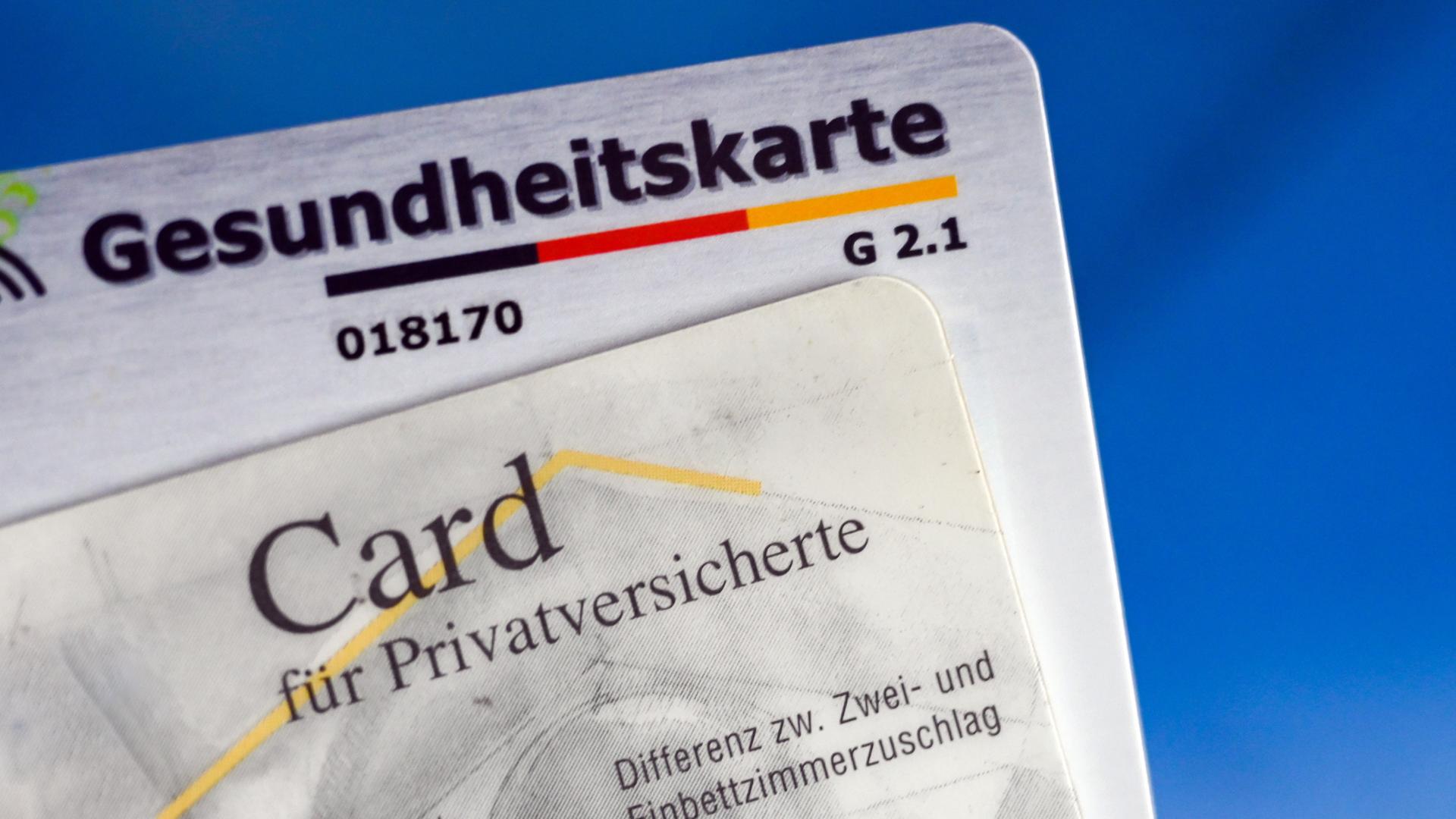 Versicherungskarte für Privatversicherte und die Gesundheitskarte für gesetzlich Versicherte.