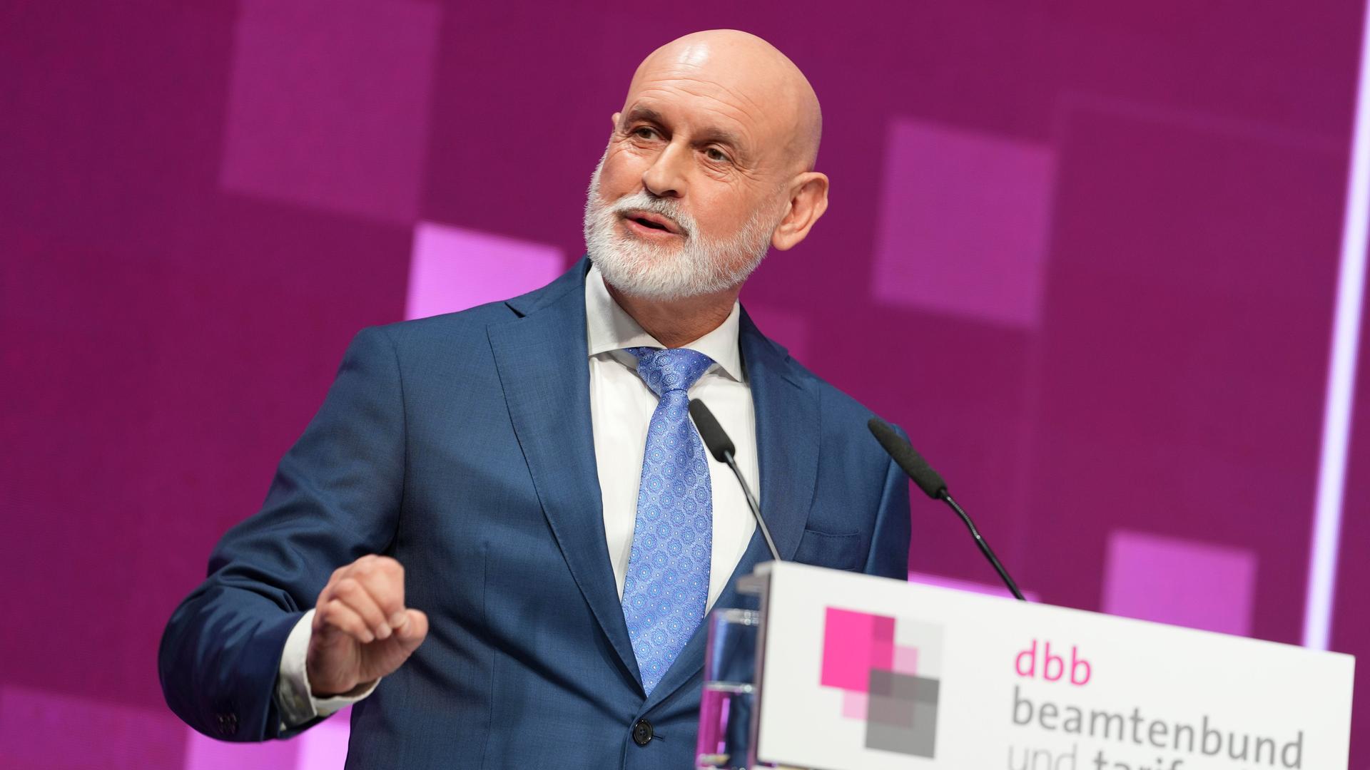 Volker Geyer (dbb Bundesvorsitzender) im Portrait mit energischer Gestik bei einer Rede auf der Jahrestagung 2026 des dbb. Volker Geyer (dbb Bundesvorsitzender) im Portrait mit energischer Gestik bei einer Rede auf der Jahrestagung 2026 des dbb.