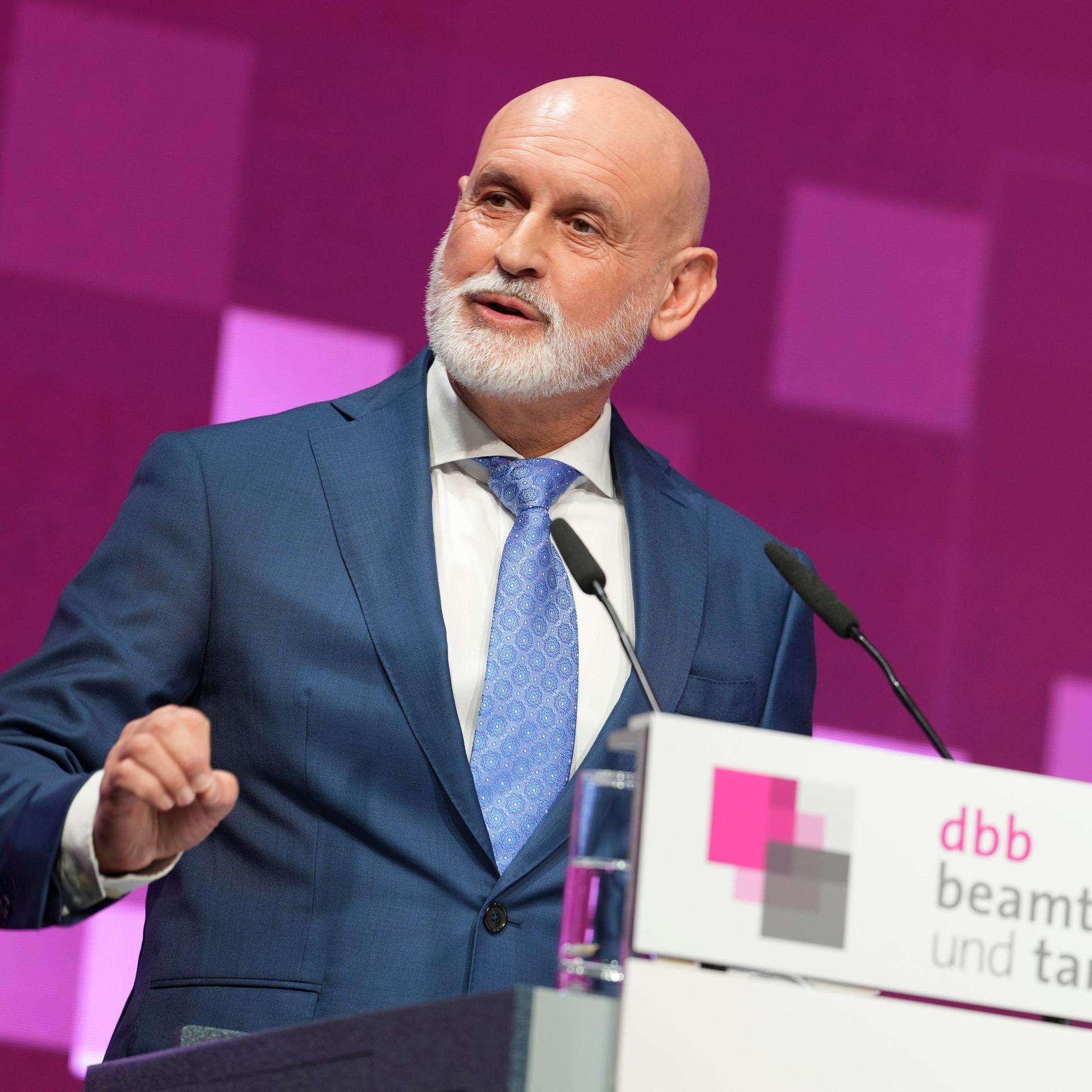 Volker Geyer (dbb Bundesvorsitzender) im Portrait mit energischer Gestik und Hangeste bei seiner Rede auf der Jahrestagung 2026 des dbb - Beamtenbund und Tarifunion in Kölner Congress Zentrum. 