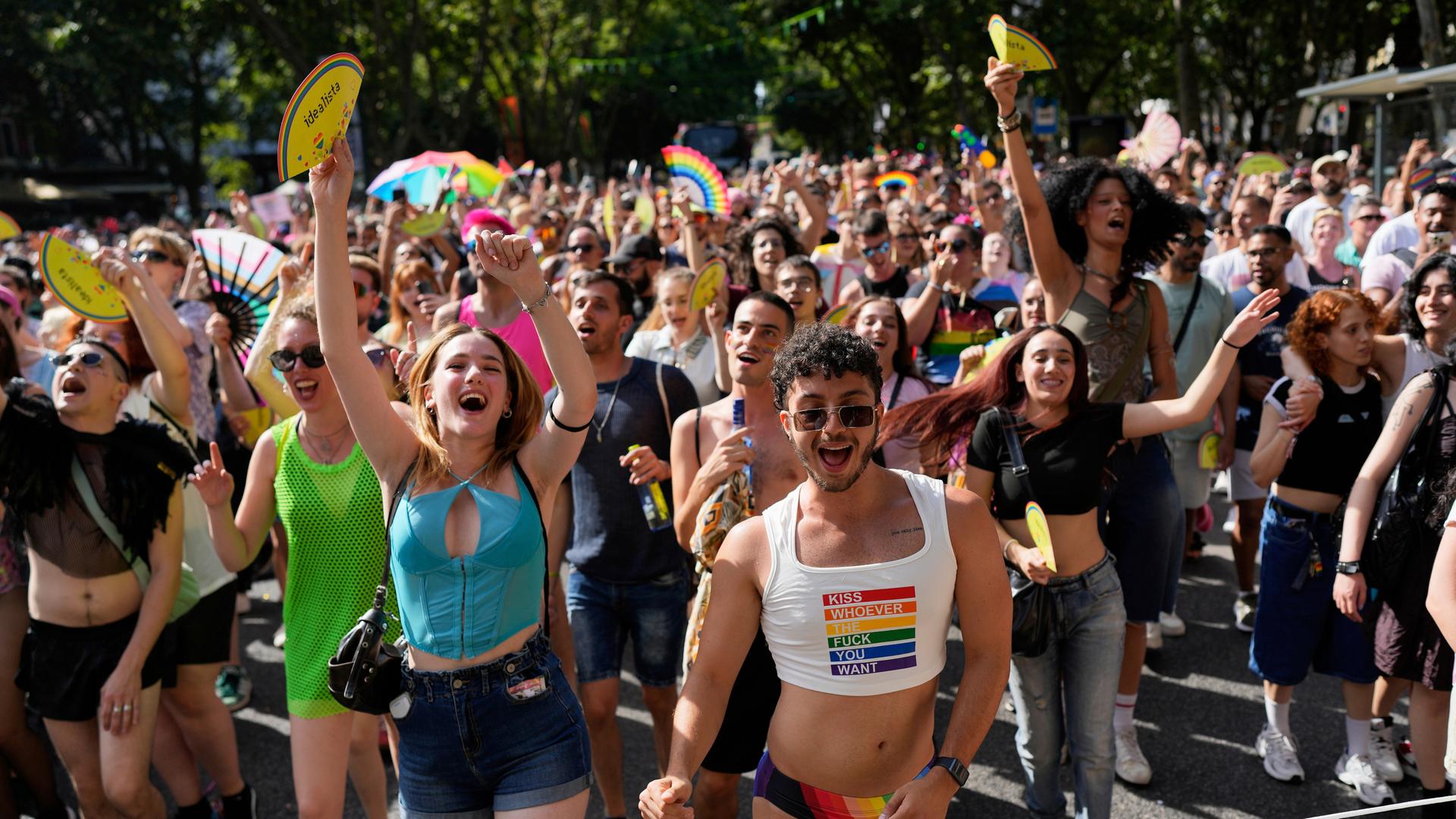 Tausende Menschen ziehen bei der Europride-Parade in der portugiesischen Hauptstadt Lissabon durch die Straßen. 