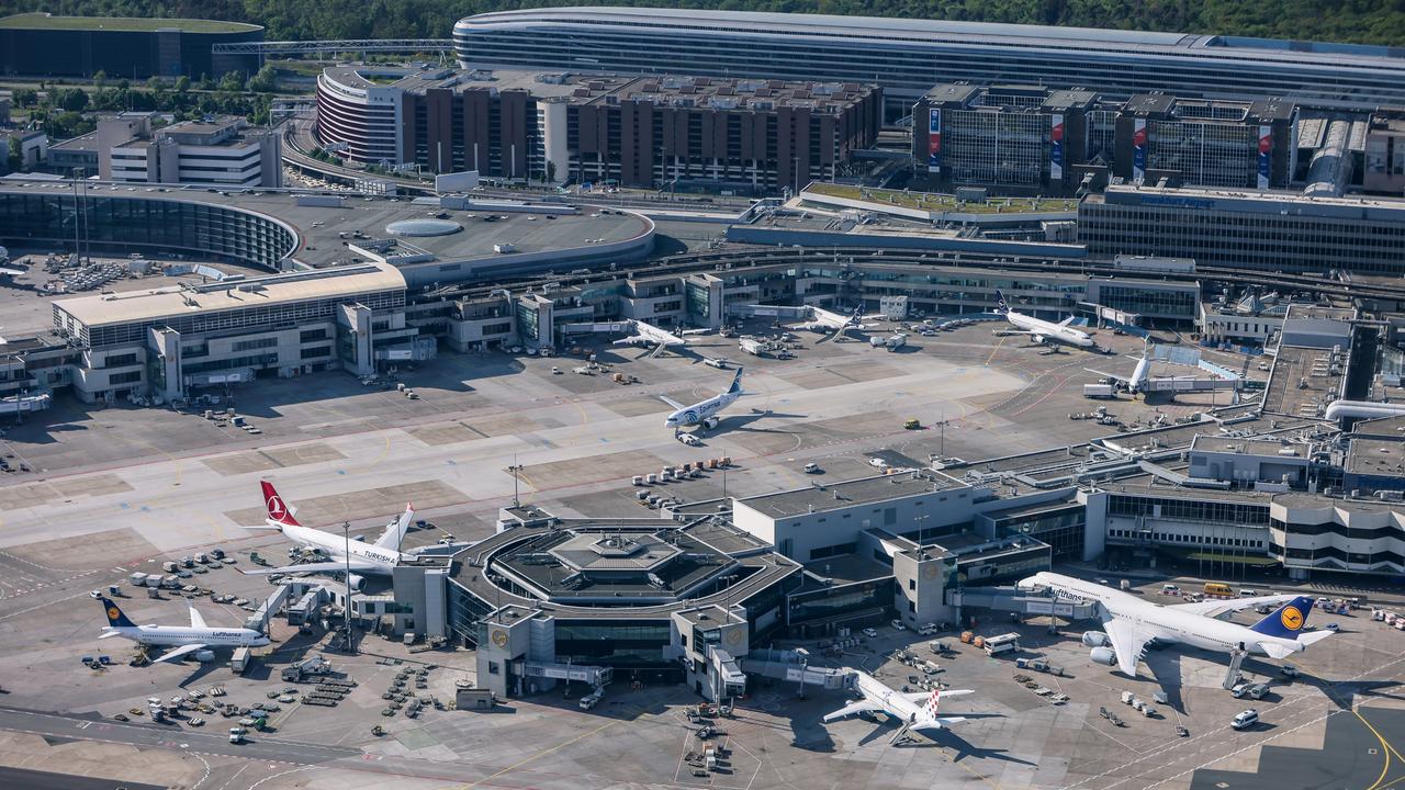 Blick von oben: Verschiedene Flugzeuge stehen an den Gates des Flughafens Frankfurt/Main.