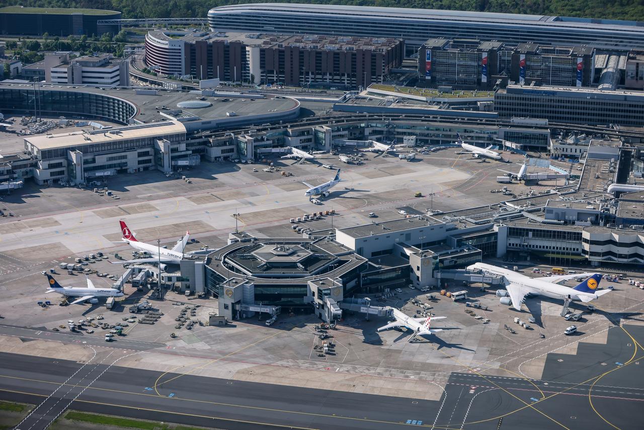 Blick von oben: Verschiedene Flugzeuge stehen an den Gates des Flughafens Frankfurt/Main.
