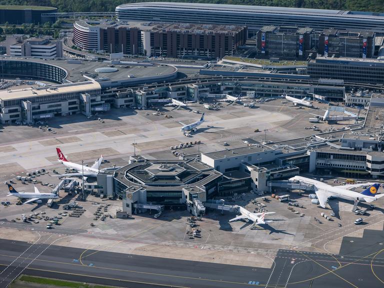 Blick von oben: Verschiedene Flugzeuge stehen an den Gates des Flughafens Frankfurt/Main. Blick von oben: Verschiedene Flugzeuge stehen an den Gates des Flughafens Frankfurt/Main.