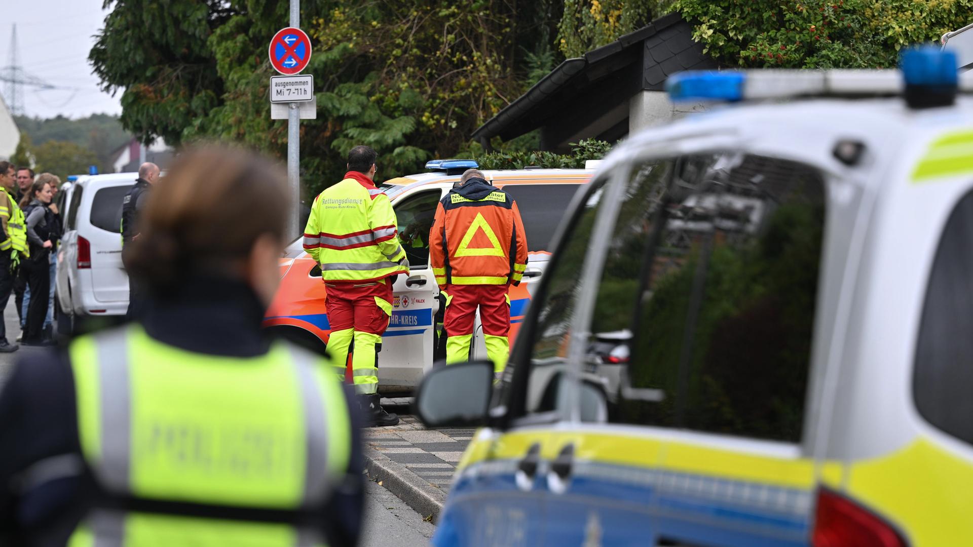 Herdecke: Polizei, Feuerwehr und Rettungsdienst stehen auf einer Straße. 