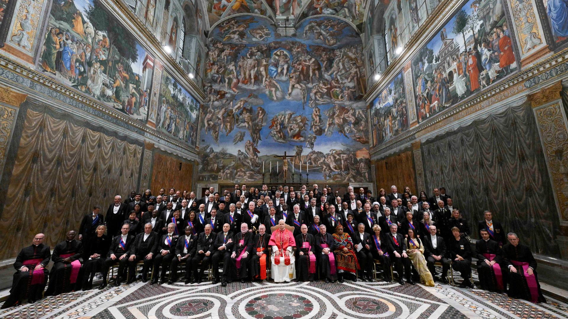 Papst Leo sitzt in erster Reihe zwischen den Gästen zum Neujahrsempfang.