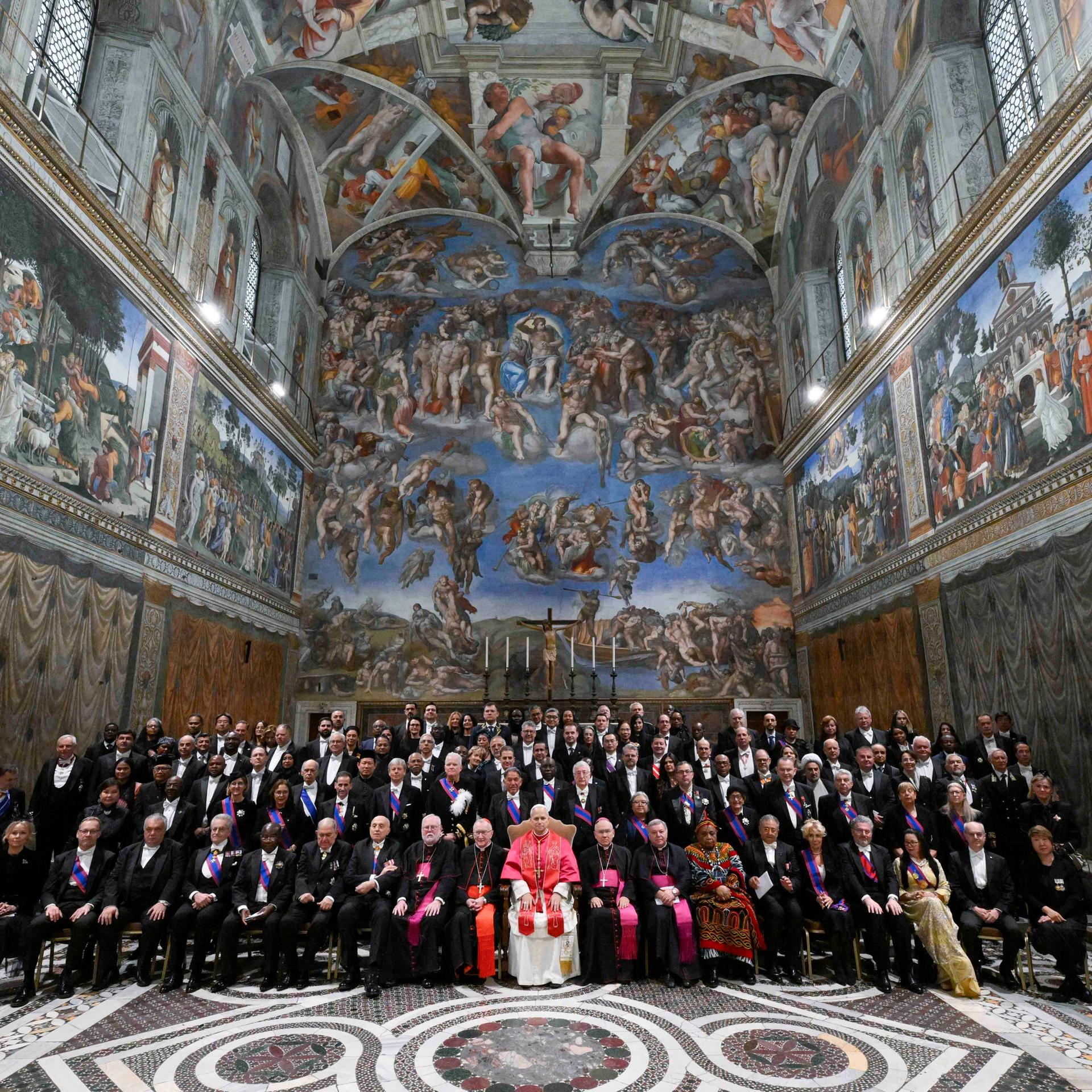 Papst Leo sitzt in erster Reihe zwischen den Gästen zum Neujahrsempfang.