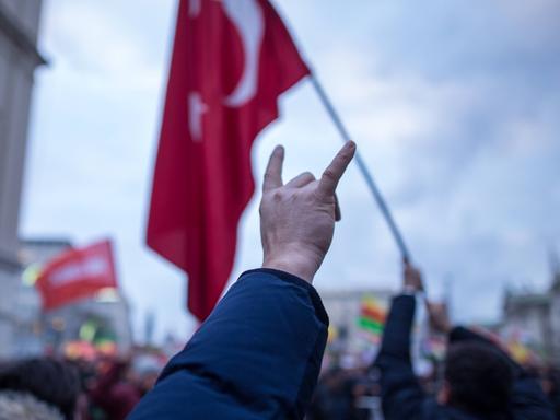 Ein Demonstrant zeigt am 3.2.2018 bei einer Versammlung türkischer Nationalisten in München mit der Hand den "Wolfsgruß"  