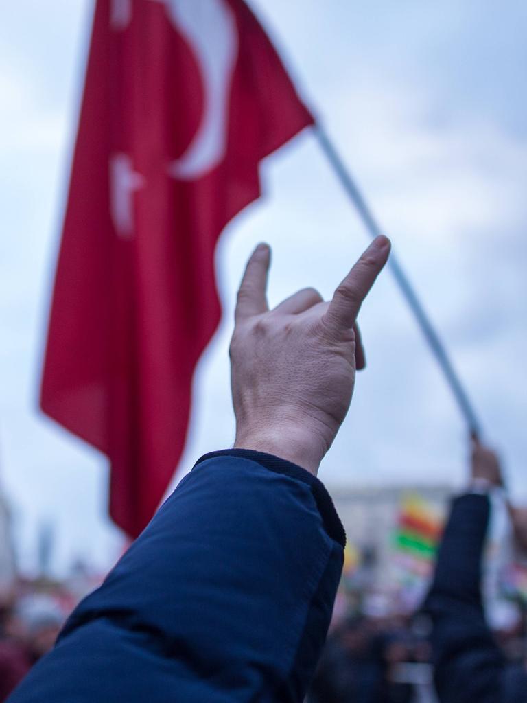 Ein Demonstrant zeigt am 3.2.2018 bei einer Versammlung türkischer Nationalisten in München mit der Hand den "Wolfsgruß"  