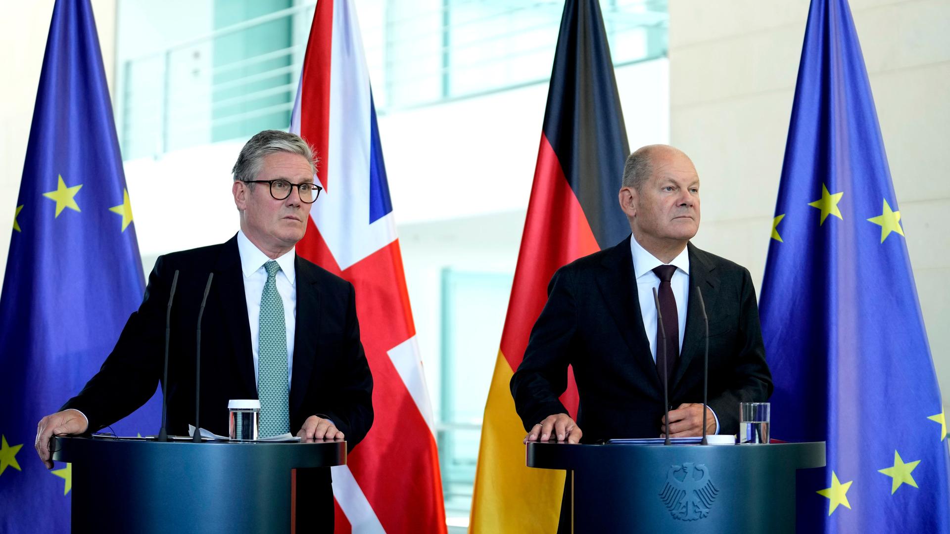 Bundeskanzler Scholz und der britische Premierminister Starmer bei ihrer gemeinsamen Pressekonferenz. Sie stehen hinter Rednerpulten, hinter ihnen die Landes- und die EU-Fahne. Bundeskanzler Scholz und der britische Premierminister Starmer bei ihrer gemeinsamen Pressekonferenz. Sie stehen hinter Rednerpulten, hinter ihnen die Landes- und die EU-Fahne.