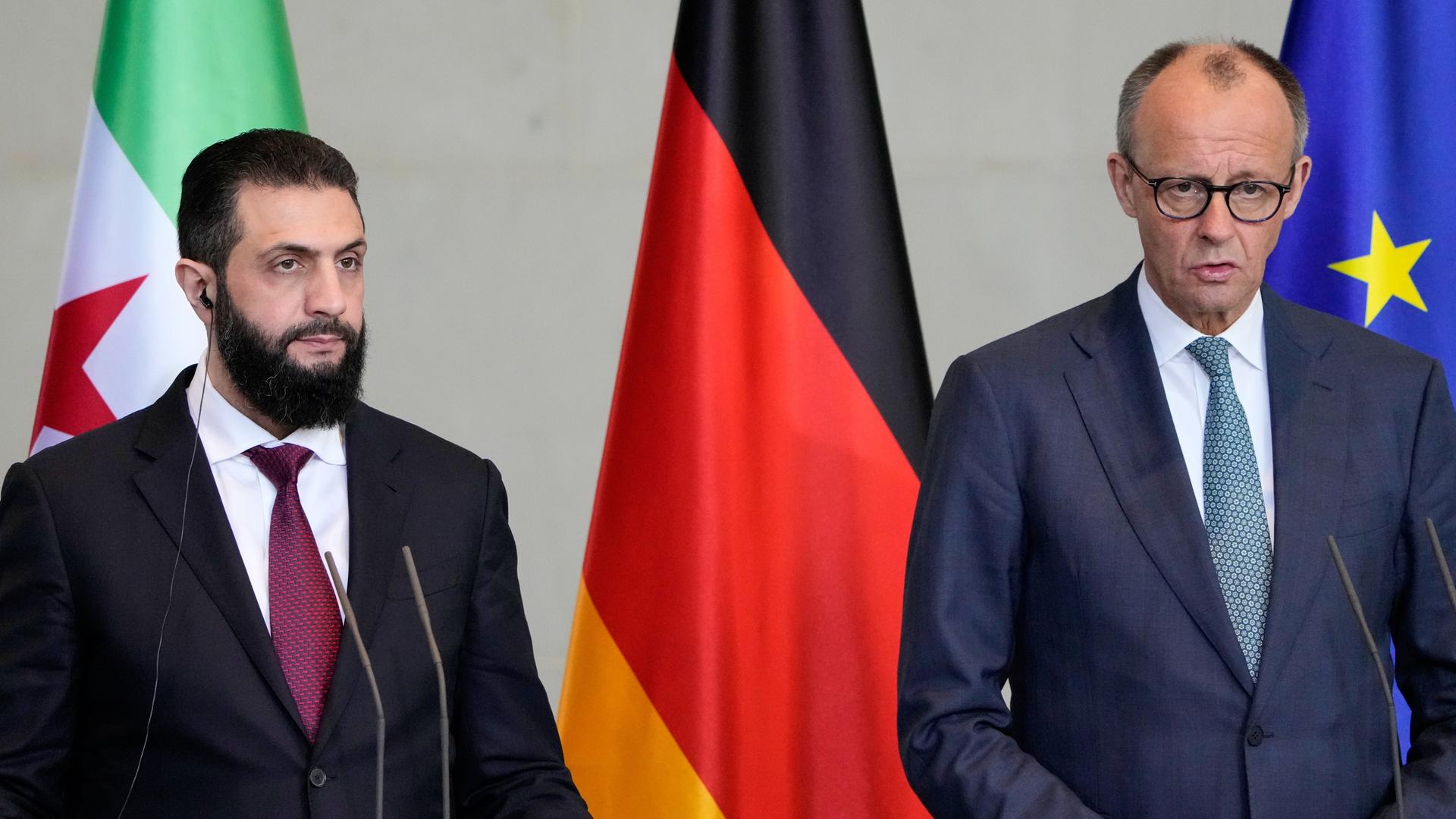 Bundes-Kanzler Friedrich Merz neben dem syrischen Übergangs-Präsidenten Ahmed al-Scharaa in Berlin