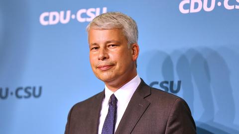 Bundesverkehrsminister Steffen Bilger blickt auf seine linke Seite Richtung Kamera.