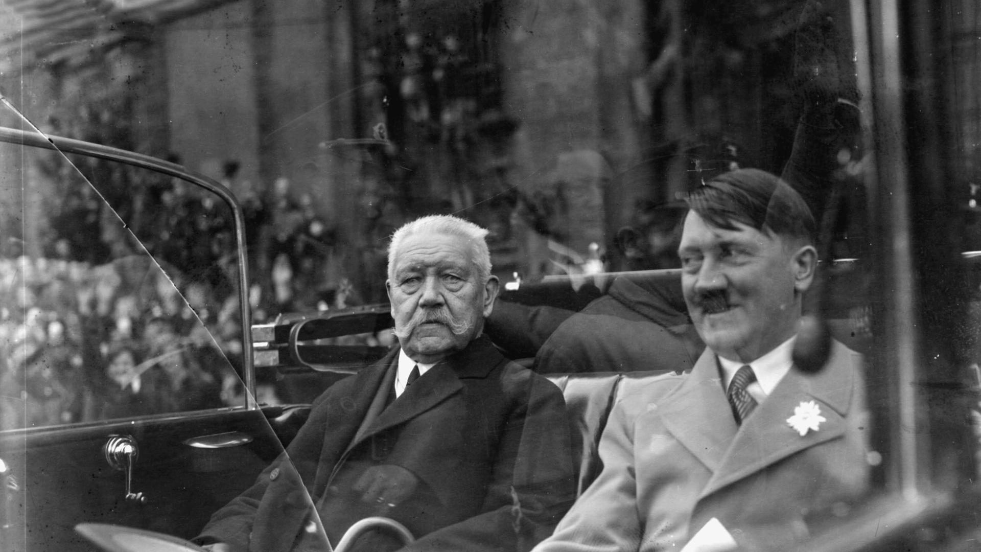 Reichspräsident Paul von Hindenburg (links im Bild) mit Adolf Hitler am 1. Mai 1933, dem "Feiertag der nationalen Arbeit" Unterwegs zur Kundgebung im Berliner Lustgarten.