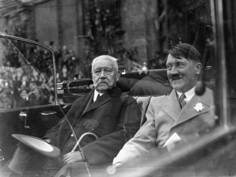 Reichspräsident Paul von Hindenburg (links im Bild) mit Adolf Hitler am 1. Mai 1933, dem "Feiertag der nationalen Arbeit" Unterwegs zur Kundgebung im Berliner Lustgarten.