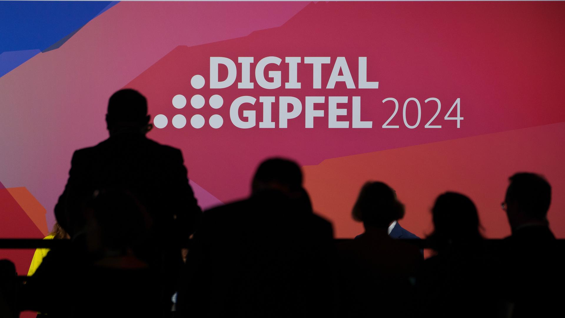 Besucher des Digital-Gipfel 2024 verfolgen eine Veranstaltung. Unter dem Titel Deutschland Digital Innovativ. Souverän. International findet der 17. Digital-Gipfel der Bundesregierung im Kongresshaus der Messe Frankfurt Kap Europa statt.