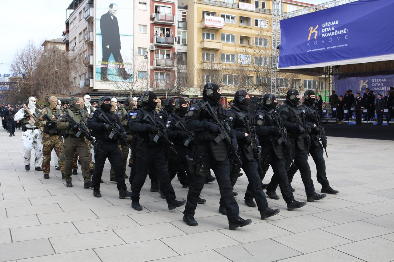Parade am 17. Februar 2022 anlässlich des 14. Jahrestags der Unabhängigkeitserklärung des Kosovo in der Fußgängerzone von Pristina.