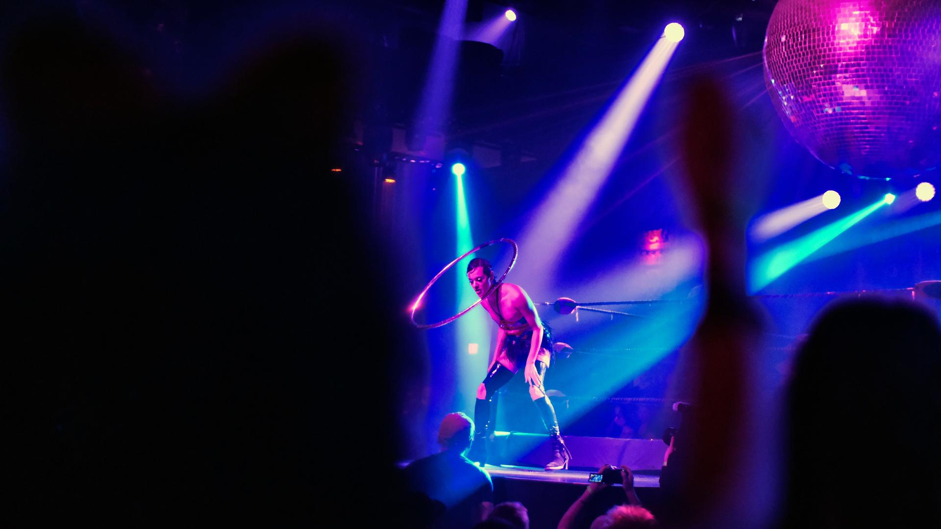 Drag-Performance bei der Lucha Libre Mexican Wrestling and Burlesque in Los Angeles