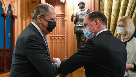 Der russische Außenminister Sergej Lawrow empfängt den AfD-Politiker Tino Chrupalla im Dezember 2020 in Moskau. 