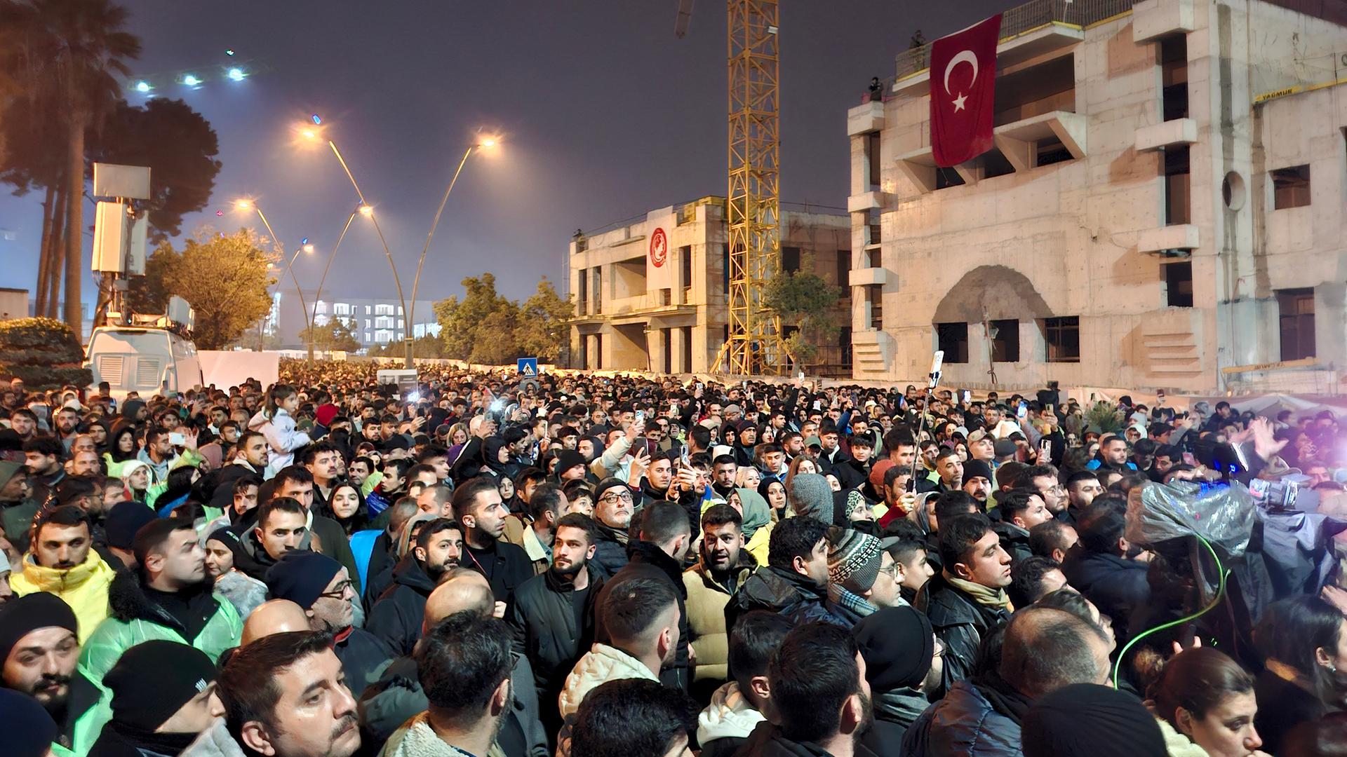 Menschen in Antakya erinnern an die Opfer des Erdbebens vor zwei Jahren in der Türkei und in Syrien.