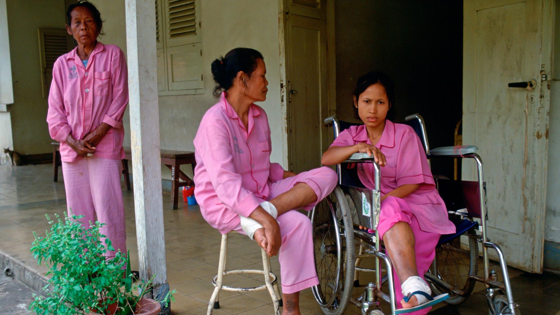 Drei Frauen auf der Terrasse des Sitanala Hospitals in Jakarta in Indonesien Drei Frauen auf der Terrasse des Sitanala Hospitals in Jakarta in Indonesien
