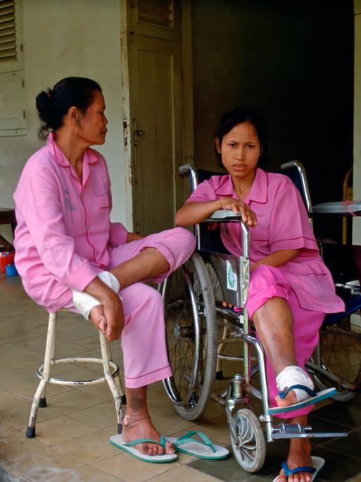 Drei Frauen auf der Terrasse des Sitanala Hospitals in Jakarta in Indonesien