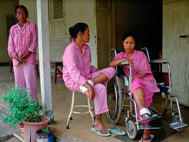 Drei Frauen auf der Terrasse des Sitanala Hospitals in Jakarta in Indonesien