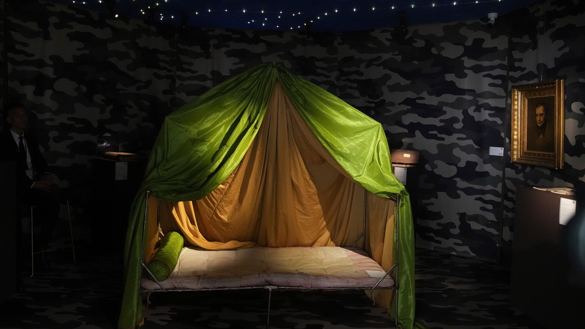 Ein klappbares Feldbett Napoleons die vom französischen Designer Jean-Charles de Castelbajac gestaltet wurde im Auktionshaus Sotheby's in Paris versteigert.
Ein klappbares Feldbett Napoleons die vom französischen Designer Jean-Charles de Castelbajac gestaltet wurde im Auktionshaus Sotheby's in Paris versteigert.