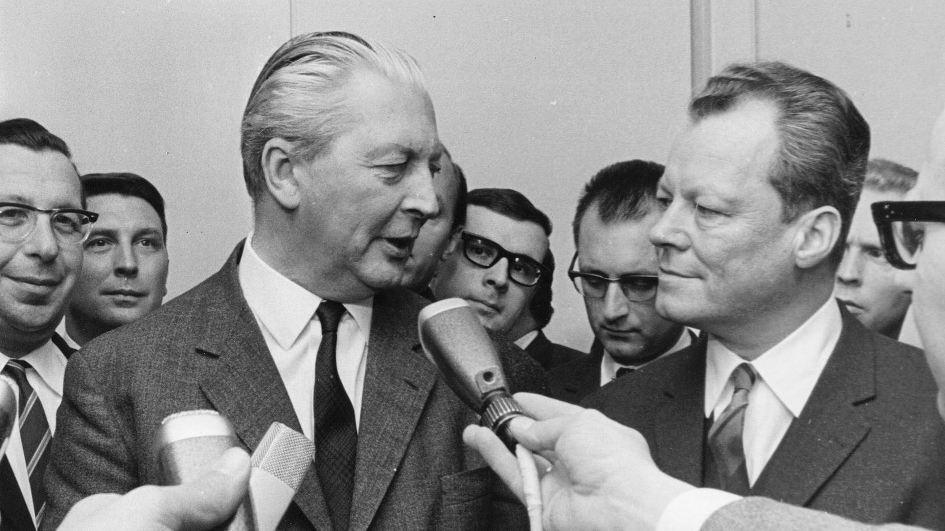 Brandt and Kiesinger bei einer Pressekonferenz nach der Entscheidung für eine gemeinsame Koalition im Jahr 1966.