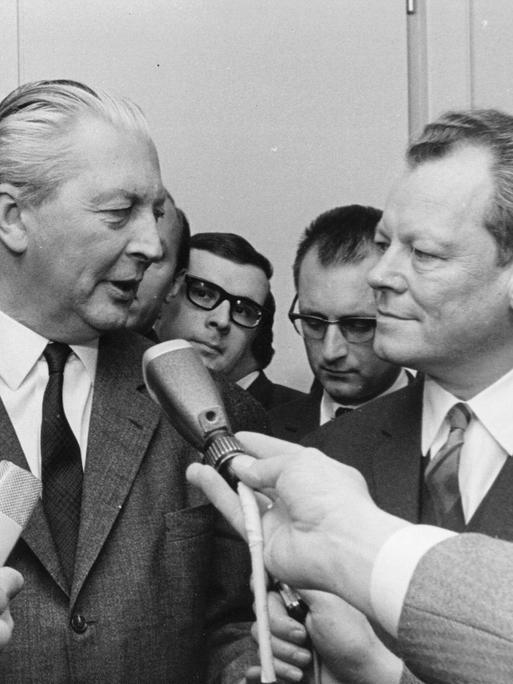 Brandt and Kiesinger bei einer Pressekonferenz nach der Entscheidung für eine gemeinsame Koalition im Jahr 1966.