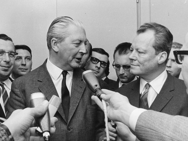 Brandt and Kiesinger bei einer Pressekonferenz nach der Entscheidung für eine gemeinsame Koalition im Jahr 1966.