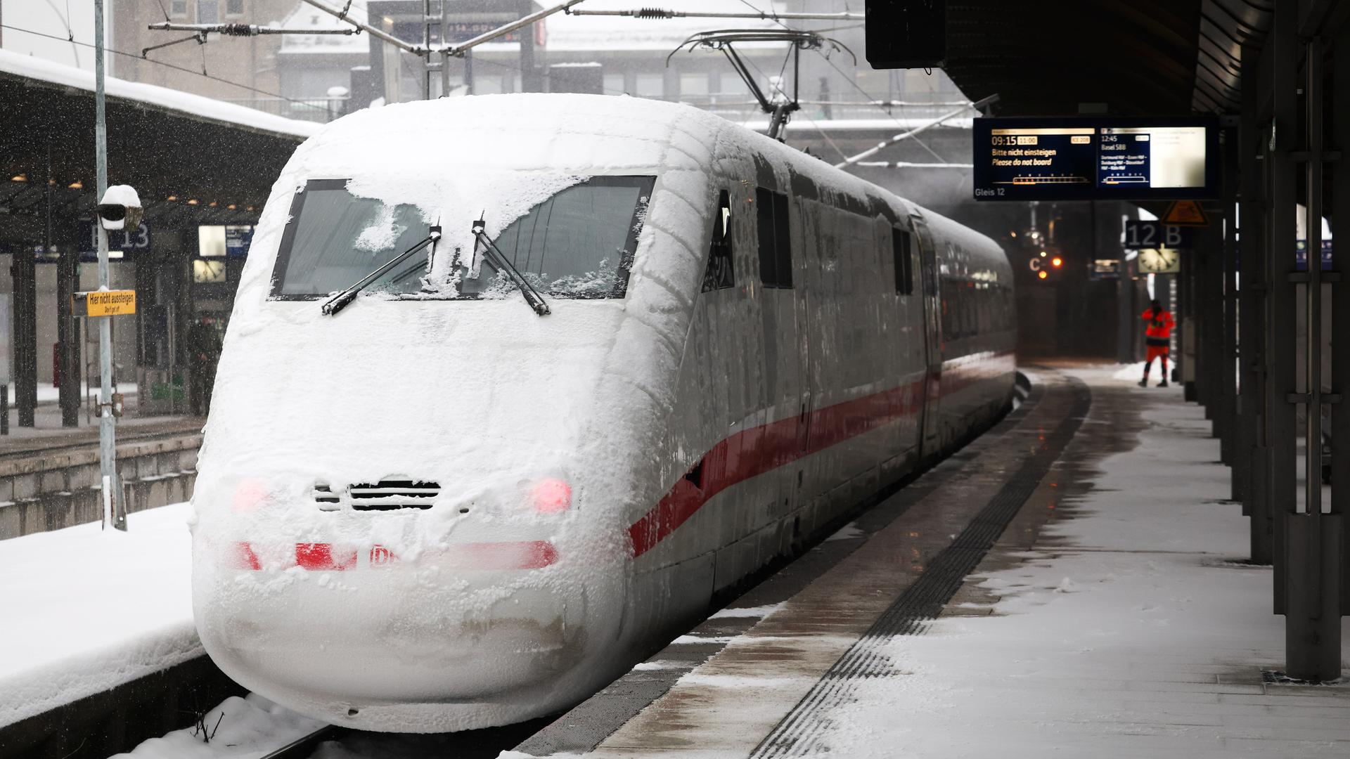 Ein vereister Triebkopf eines abgestellten ICE ist an einem Bahnsteig auf dem Hamburger Hauptbahnhof. Ein vereister Triebkopf eines abgestellten ICE ist an einem Bahnsteig auf dem Hamburger Hauptbahnhof.