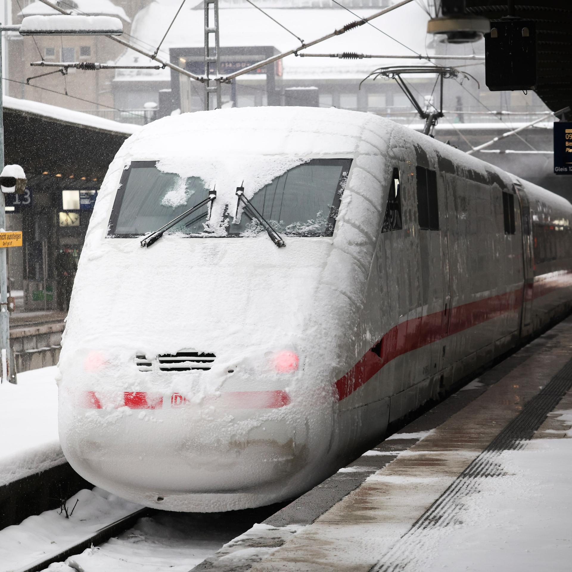 Ein vereister Triebkopf eines abgestellten ICE ist an einem Bahnsteig auf dem Hamburger Hauptbahnhof.