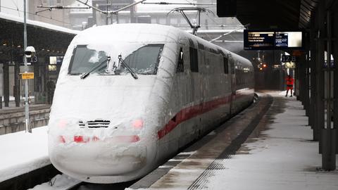 Ein vereister Triebkopf eines abgestellten ICE ist an einem Bahnsteig auf dem Hamburger Hauptbahnhof.