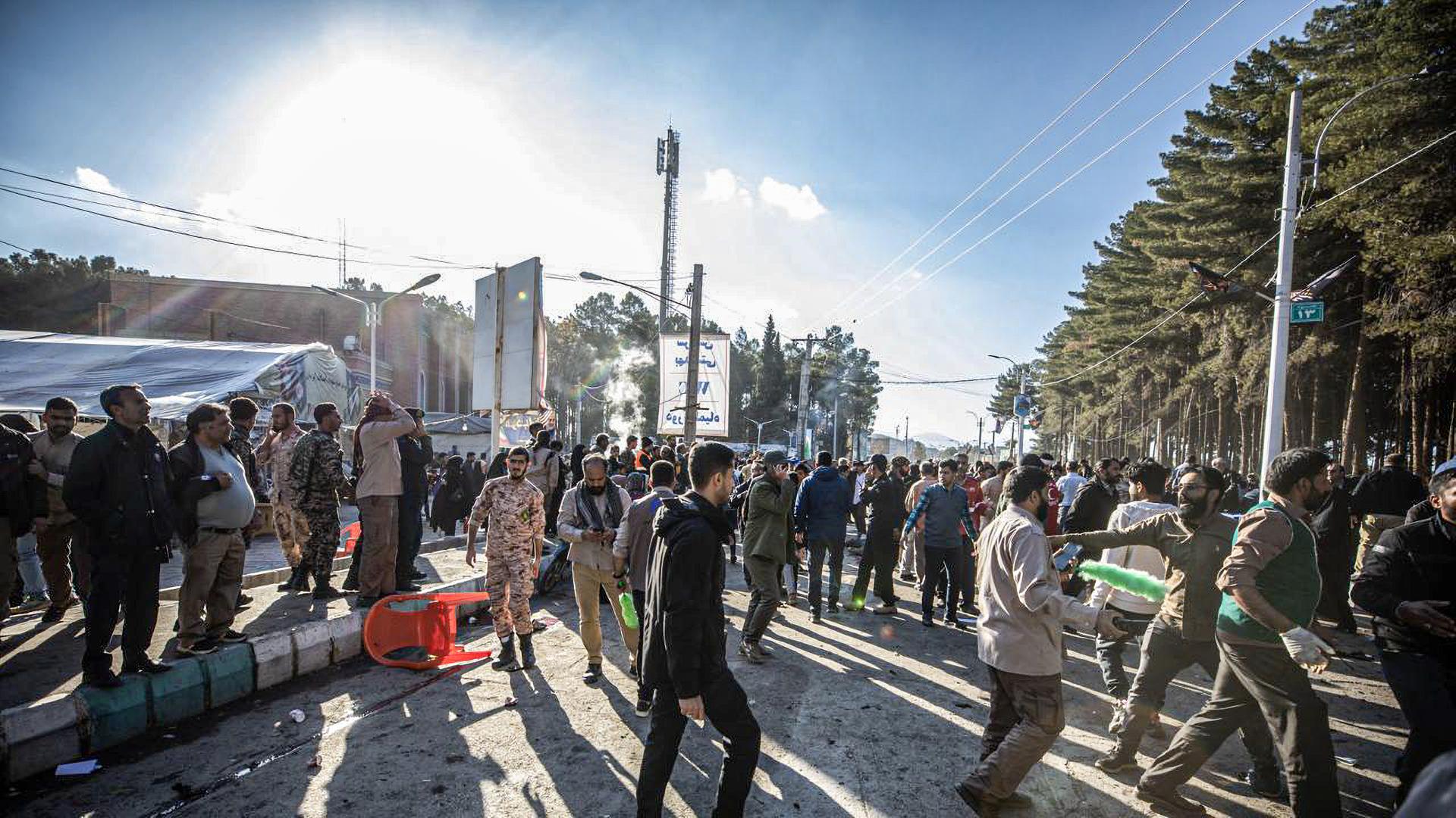 Ein Blick auf den Tatort nach den Explosionen, bei denen Dutzende Tote befürchtet werden. In der Nähe des Grabes des getöteten Generals Qassem Soleimani in Kerman