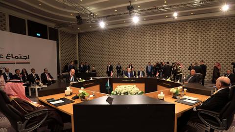Die Außenminister von Jordanien, Saudi-Arabien, Irak, Ägypten und Syrien sitzen im einen Tisch.