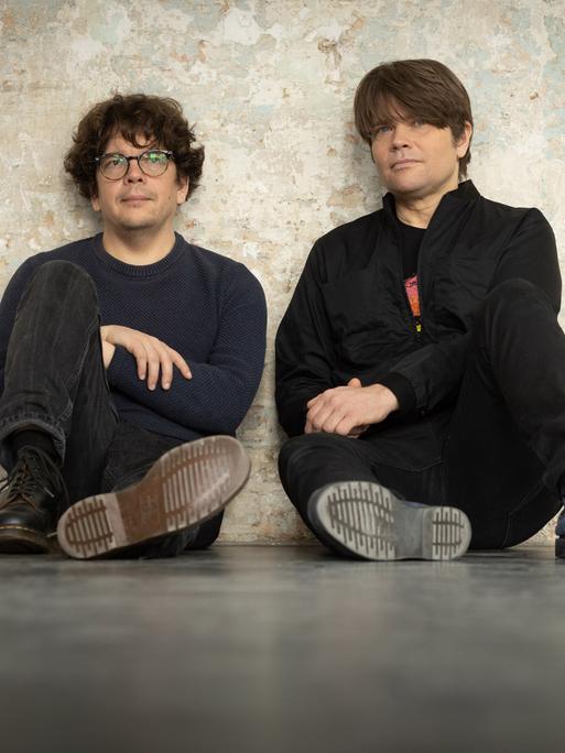 Tocotronic-Bassist Jan Müller (rechts) hat zusammen mit Rasmus Engler seinen ersten Roman verfasst.