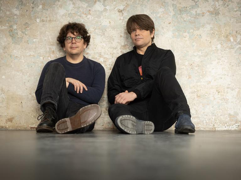 Tocotronic-Bassist Jan Müller (rechts) hat zusammen mit Rasmus Engler seinen ersten Roman verfasst.