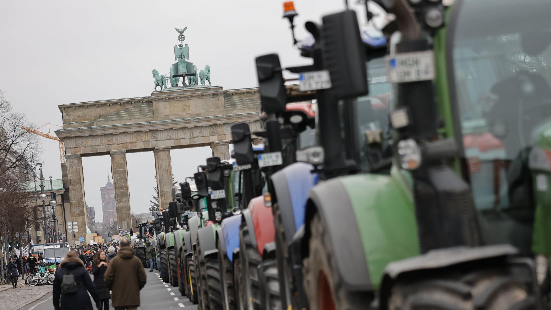 Protest von Landwirten: Eine Reihe von Traktoren steht vor dem Brandenburger Tor.