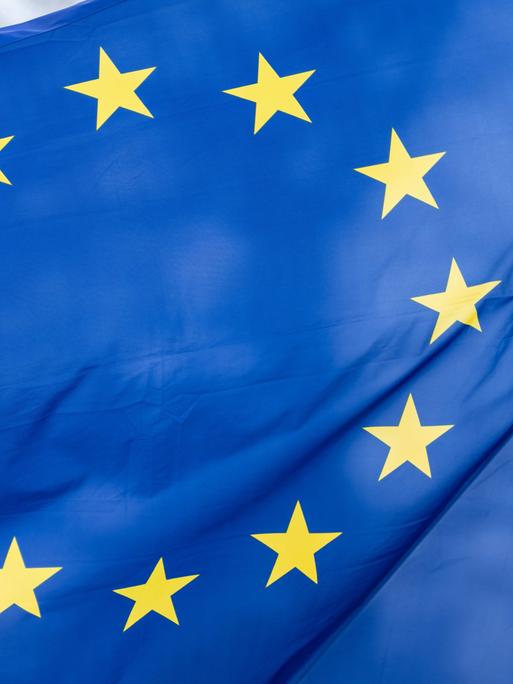 Eine Europaflagge weht im Wind. 