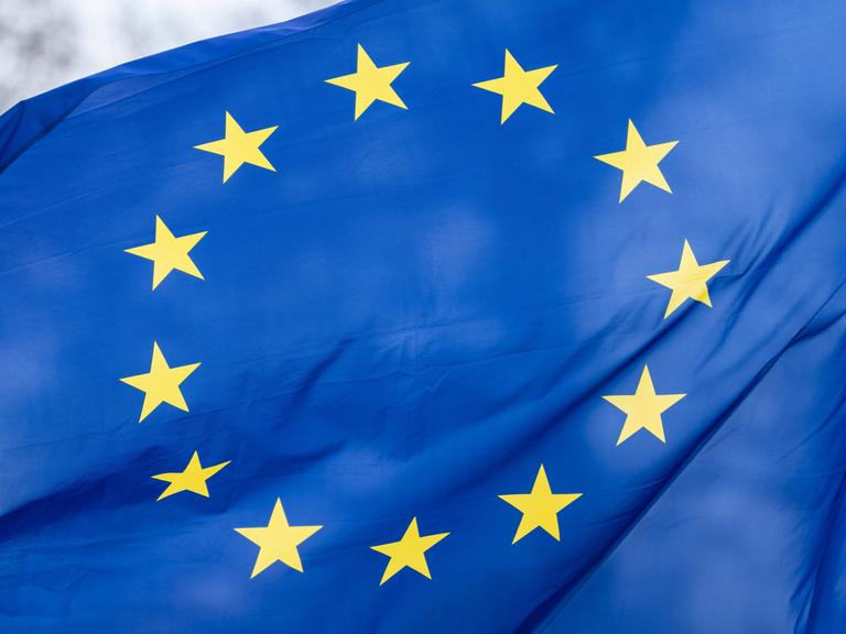 Eine Europaflagge weht im Wind. 