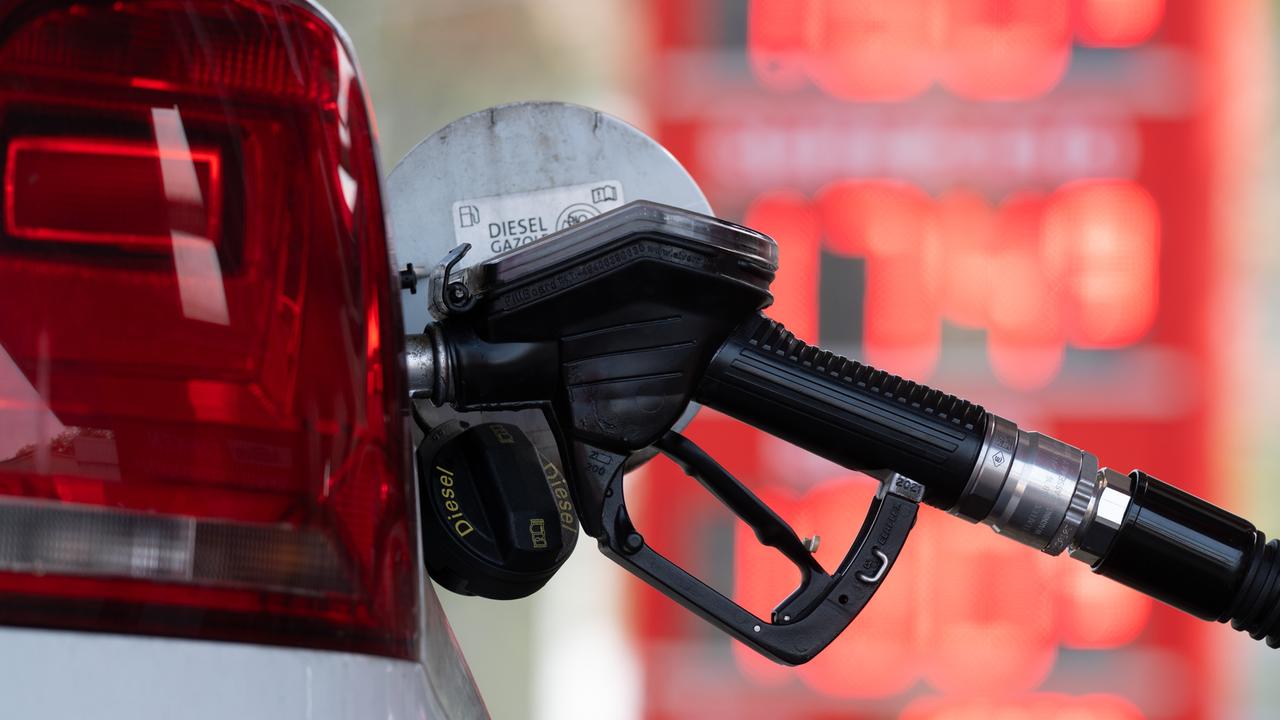 Ein Tankstutzen an einer Tankstelle in der Tanköffnung eines Fahrzeugs.