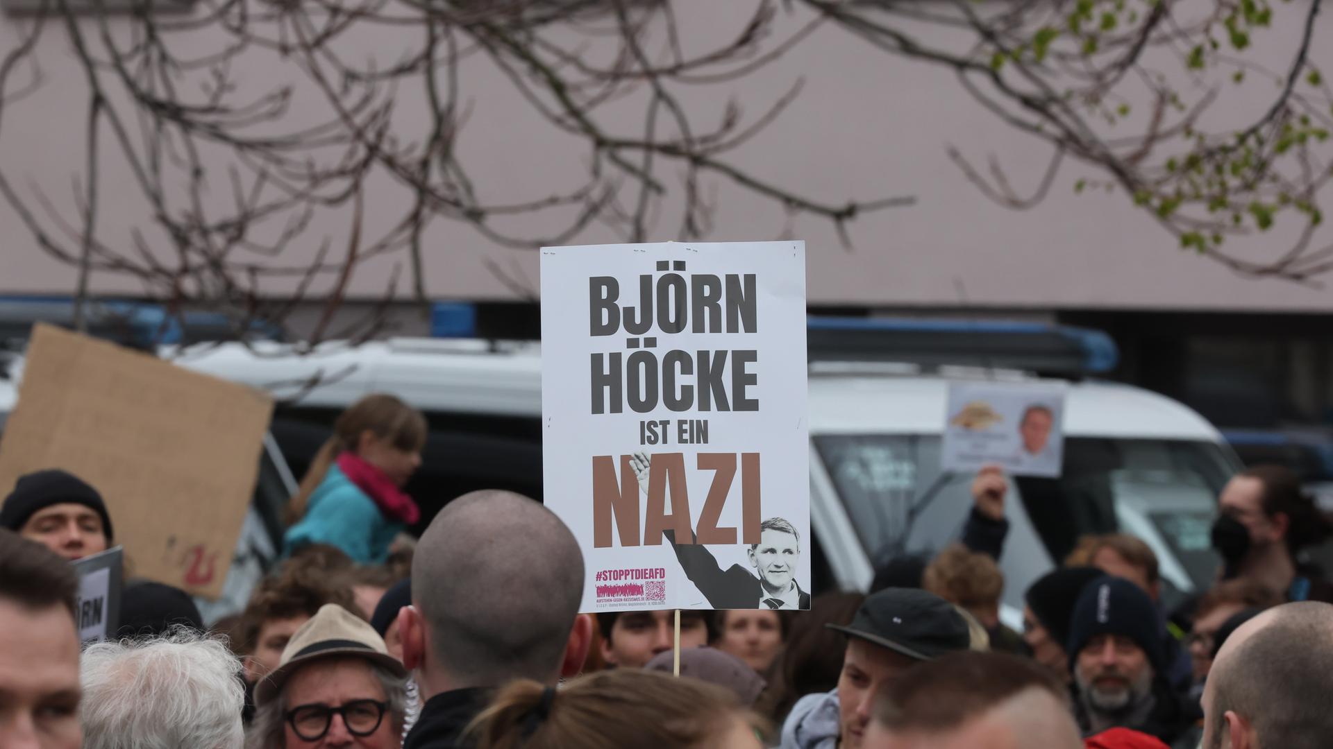 "Björn Höcke ist ein Nazi" steht auf einem Plakat von Gegendemonsstranten bei einer AfD-Veranstaltung in Erfurt.