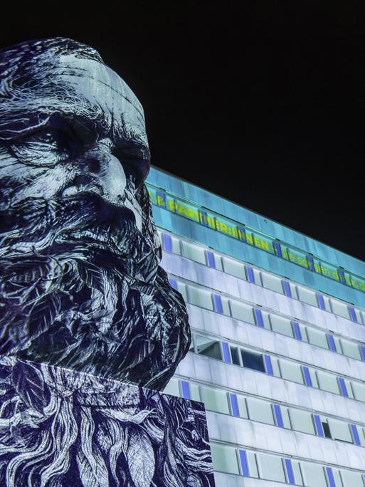 27.09.2024: Vanessa Carduis Karl-Marx-Monument "Finger weg!" bei der 2. Ausgabe des Lichtkunstfestivals "Light our Vision" unter dem Motto LICHT.MACHT.PLATZ. in Chemnitz. 27.09.2024: Vanessa Carduis Karl-Marx-Monument "Finger weg!" bei der 2. Ausgabe des Lichtkunstfestivals "Light our Vision" unter dem Motto LICHT.MACHT.PLATZ. in Chemnitz.