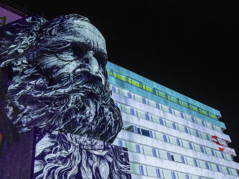 27.09.2024: Vanessa Carduis Karl-Marx-Monument "Finger weg!" bei der 2. Ausgabe des Lichtkunstfestivals "Light our Vision" unter dem Motto LICHT.MACHT.PLATZ. in Chemnitz. 27.09.2024: Vanessa Carduis Karl-Marx-Monument "Finger weg!" bei der 2. Ausgabe des Lichtkunstfestivals "Light our Vision" unter dem Motto LICHT.MACHT.PLATZ. in Chemnitz.
