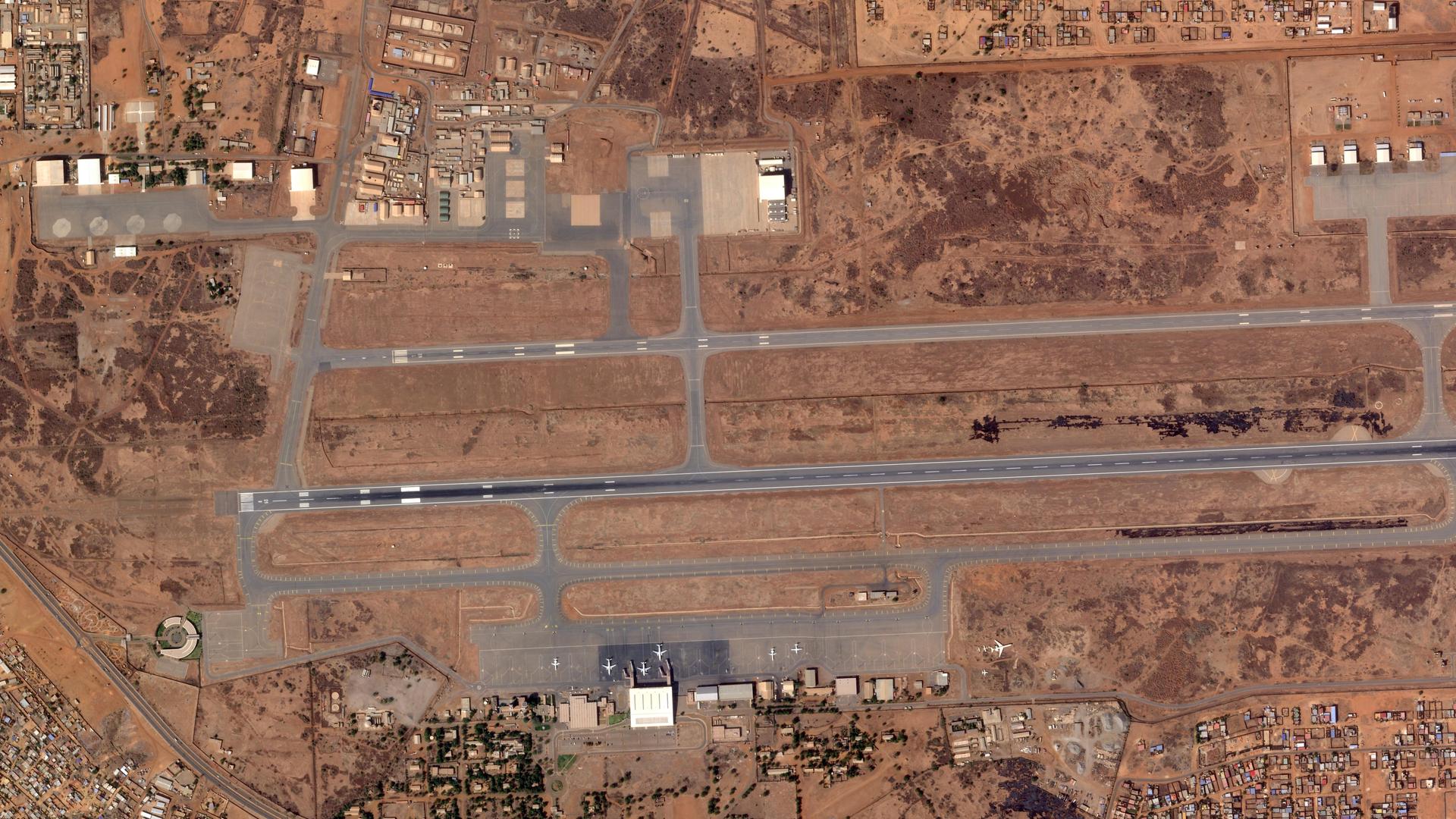 Das Satellitenbild von Planet Labs PBC zeigt den Flughafen von Niamey Ende Januar 2026. An den Dächern einiger Gebäude sind Schäden erkennbar. Das Satellitenbild von Planet Labs PBC zeigt den Flughafen von Niamey Ende Januar 2026. An den Dächern einiger Gebäude sind Schäden erkennbar.