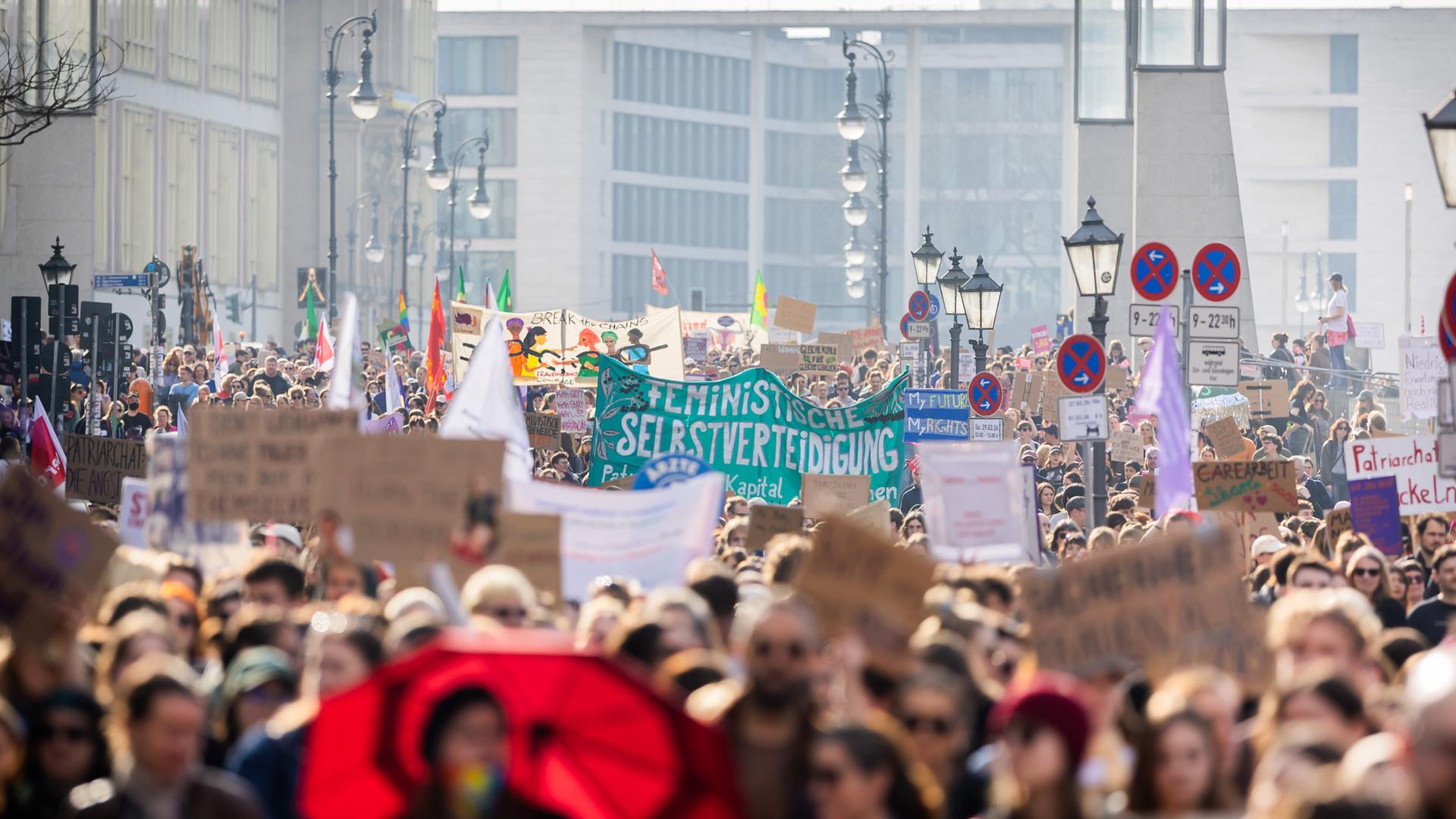 Der Zug der Gewerkschafts-Demonstration unter dem Motto "feministisch, solidarisch, gewerkschaftlich" anlässlich des Internationalen Frauentags zieht Richtung Rotes Rathaus in Berlin.