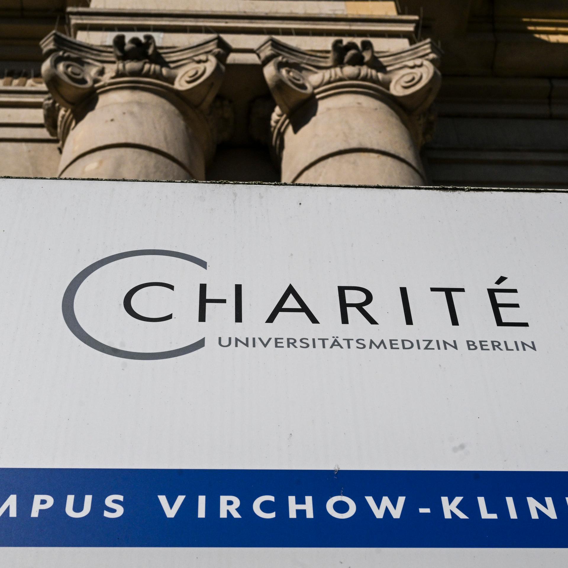 Ein Schild mit der Aufschrift „Charite Universitätsmedizin Berlin, Campus Virchow-Klinikum".